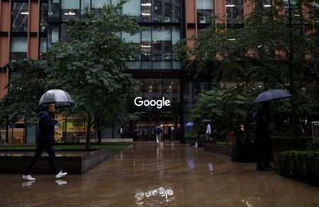 英競争規制当局の競争・市場庁（ＣＭＡ）は、米ＩＴ大手アルファベット傘下グーグルの検索サービスが消費者や広告主、競合他社に対してどのような立場にあるかについて調査することを明らかにした。写真は２０１９年８月、英国ロンドンのグーグル本社で撮影（２０２５年　ロイター/Hannah McKay）