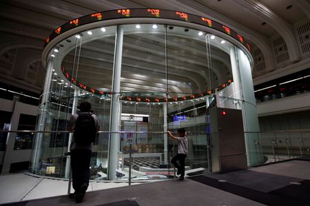 　６月２８日、寄り付きの東京株式市場で日経平均は、前営業日比２５１円４７銭高の３万９５９３円０１銭と、反発してスタートした。写真は都内にある東京証券取引所で２０１８年１０月撮影（２０２４年　ロイター／Issei Kato）