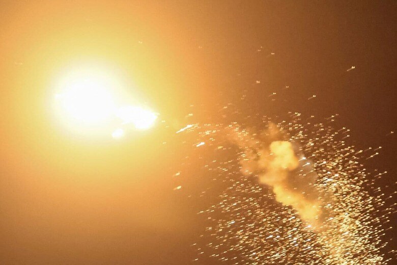キーウ上空で撃墜されるロシア軍のドローン（2023年7月）　Gleb Garanich-Reuters