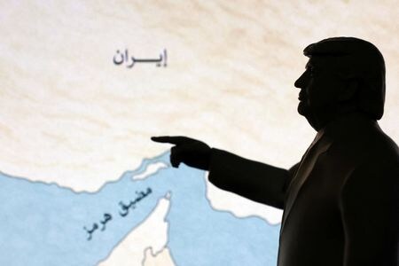 トランプ米大統領が描かれた３Ｄプリントと、ホルムズ海峡を示す地図。３月撮影。REUTERS/Dado Ruvic/Illustration
