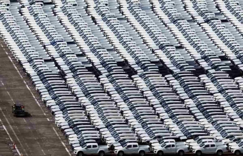 ４月８日、米政権の「相互関税」導入発表を受け、貿易相手国と世界の金融市場は激しい衝撃に見舞われている。写真は３日、シンガポールのタンジョンパガーのターミナルに陸揚げされた自動車（２０２５年　ロイター/Edgar Su）