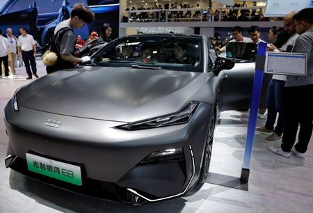 写真は吉利汽車の車両。2024年4月、中国・北京で撮影。REUTERS/Tingshu Wang