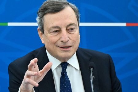 イタリアのドラギ政権は来月発表する最新のＧＤＰ予測で２０２１年の成長率を４．１％増と、前政権の見通しだった６％増から大幅に引き下げる見通し。写真はドラギ首相。３月１９日、ローマで撮影（２０２１年　ロイター／ Alberto Pizzoli/Pool via REUTERS/File Photo）