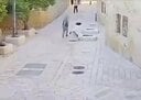 4月28日、エルサレムのダビデ廟近くでユダヤ人の男がフランス人のカトリック修道女を襲撃する事件が発生。防犯カメラは男が背後から修道女に駆け寄り、石畳に突き飛ばす様子を捉えている　ISRAELI POLICE-X