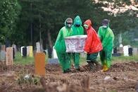 新型コロナウイルス死者急増のインドネシア　厳重梱包での死後4時間以内の埋葬を義務化
