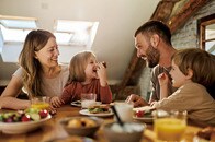 研究者も驚いた「親のえこひいき」最新研究　兄弟姉妹で一番かわいがられるのは？