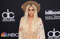 一糸まとわぬ姿で食事「服着るの飽きた」...歌手ケシャの写真にネット衝撃