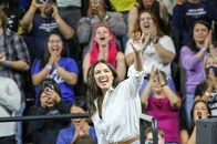 反トランプ集会に異例の大観衆、民主党左派のヒロイン「オカシオコルテス」が対抗軸になるか