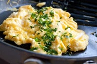 料理は科学！スクランブルエッグは空気と塩でこんなに変わる