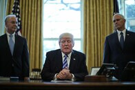 トランプは張り子の虎、オバマケア廃止撤回までの最悪の一週間