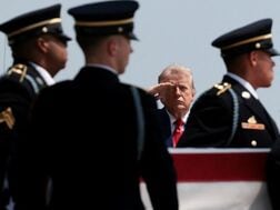 トランプ氏「敬意を表する」、イラン戦争で戦死の米兵4人の帰還式典に出席