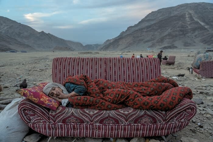 「ストーリー（アジア）」部門　『危機に瀕するアフガニスタン』 　Ebrahim Noroozi　昨年11月17日、パキスタンとの国境近くにあるキャンプで横たわる難民。アフガニスタンでは2021年のタリバンによる制圧以来、外国援助がなくなり経済が崩壊。干ばつと2つの大地震が危機に追い打ちをかけた。一連の人物描写で荒廃する国を記録した中の1枚