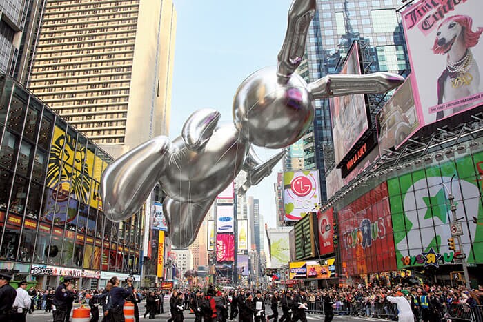 2007年 2000年代に「ブルースカイギャラリー」という現代アートのシリーズが登場。07年はジェフ・クーンズの『ラビット』 Courtesy of Macy's, Inc.