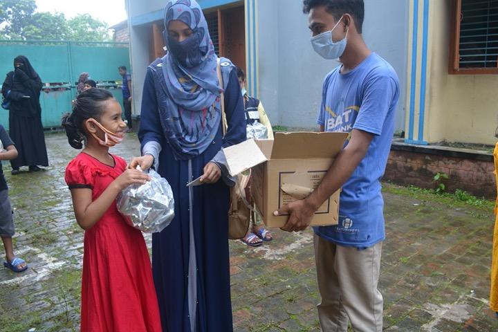 コロナ禍でのユーグレナ入りクッキー配布の様子（ロンプール）