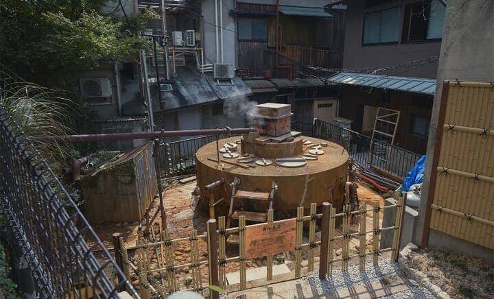 金泉が湧き出る「御所泉源」