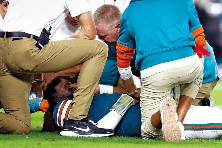 タゴバイロアの負傷に対応するスタッフ