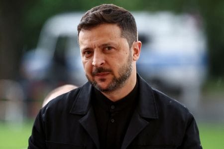 ウクライナのゼレンスキー大統領は２８日、ウクライナとロシアが今月トルコで実施した直接交渉の代表団長がこのほど電話会談を行い、ロシアが作成しているとする和平合意に関する条件の覚書について協議したと明らかにした。同日撮影（２０２５年　ロイター/Liesa Johannssen）