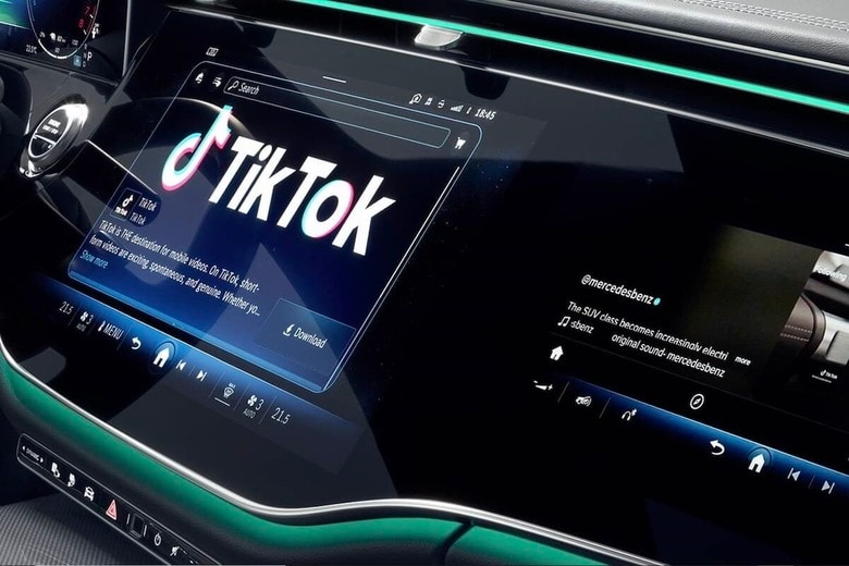次期型Eクラスのセンタースクリーン　Photo: TikTok
