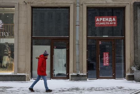 モスクワ中心部の商業施設で2月16日撮影。REUTERS/Ramil Sitdikov