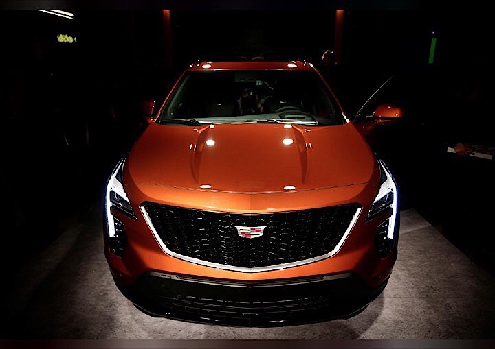 ３月２９日、スポーツタイプ多目的の需要は米国で拡大を続けている。写真は２７日、ニューヨーク自動車ショーで発表されたキャデラックのＳＵＶ「ＸＴ４」（２０１８年　ロイター/Amir Levy）