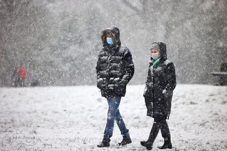 　１月２５日、ロイターの集計によると、新型コロナウイルスの感染者は世界全体で９８７７万人を超え、死者は２１２万３８７１人となった。写真はロンドンで２４日撮影（２０２１年　ロイター／Henry Nicholls）