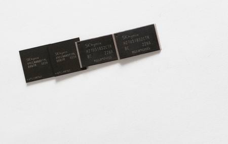 　７月２１日、韓国政府は、２０３０年までに半導体素材・部品・設備の５０％を国産化する目標を掲げた。写真はSKハイニックスのモバイルチップ。ソウルで２０１３年５月撮影（２０２２年　ロイター／Lee Jae-Won）