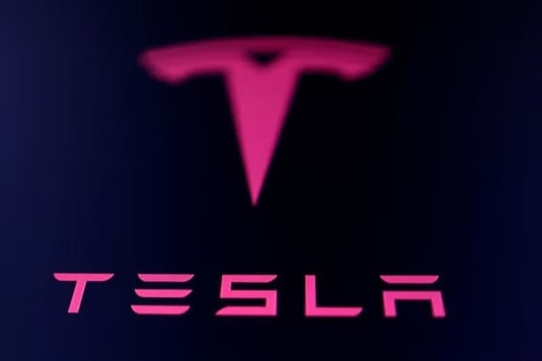 米フロリダ州の連邦裁判所の陪審は１日、電気自動車（ＥＶ）大手テスラの運転支援システムを搭載した車両が絡む死傷事故を巡り、被害者側に２億４３００万ドルを支払うようテスラに命じた。写真はテスラのロゴ。７月に撮影（２０２５年　ロイター/Dado Ruvic）