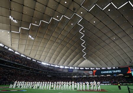 写真は東京ドーム内で整列するオーストラリアの選手ら。3月5日、東京で撮影。REUTERS/Issei Kato