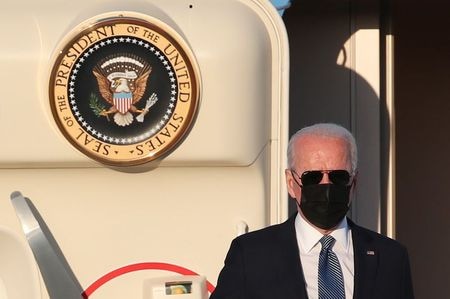 ６月１３日、バイデン米大統領（写真）は、ロシアのプーチン大統領が米ロ関係は近年で「最低水準」にあると発言したことについて「彼は正しい」と認めた。写真はＮＡＴＯ首脳会議に出席するため、ベルギーのメルスブローク空軍基地に到着するバイデン氏。代表撮影（２０２１年　ロイター）