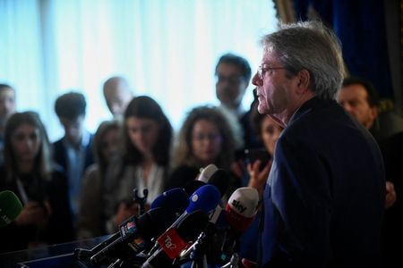 欧州連合（ＥＵ）の欧州委員会とドイツ当局者は１５日、仏政府に対し、債務と赤字削減に関するＥＵ規則を順守する必要があると述べた。写真は欧州委員会のパオロ・ジェンティローニ委員。５月２４日、ストレーザで撮影（２０２４年　ロイター/Massimo Pinca）