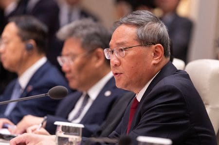 新華社によると、中国の李強首相（写真）は２７日、ソウルで開催された日中韓首脳会談で「開かれた態度と透明な措置」による日中韓の包括的な協力再開を呼びかけた。ソウルで撮影（２０２４年　ロイター／JEON HEON-KYUN）