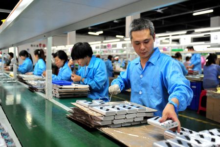 　５月１１日、中国の政府系調査会社、安泰科によると、新型コロナウイルスの流行による物流の混乱や電池生産の減少で国内のコバルト、ニッケル、リチウム需要が抑制されている。写真はリチウム電池の生産ラインで働く従業員。湖北省の工場で２０１９年５月撮影（２０２２年　ロイター／Stringer）