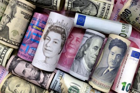 終盤のニューヨーク外為市場では、ドルが主要通貨に対して急落した。２０１６年１月撮影（２０２５年　ロイター/Jason Lee）