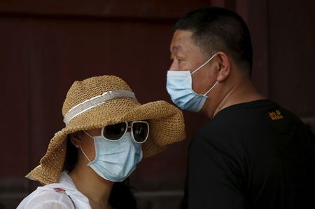 　６月１０日、中東呼吸器症候群（ＭＥＲＳ）の感染が拡大している韓国で、外出を控える動きが広がり消費行動に大きな影響が出ている。ソウルで４日撮影（２０１５年　ロイター/Kim Hong-Ji）