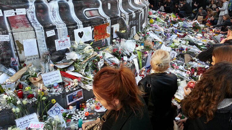 勇気をかき集め、犠牲者の追悼にくるパリ市民（共和国広場）　Photo:Masato Kimura