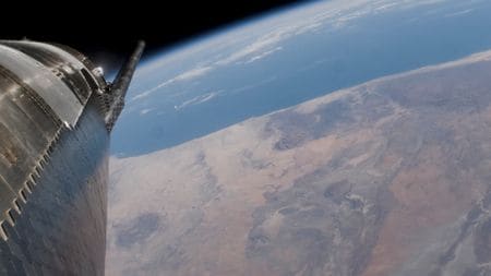 　７月２９日、米宇宙企業スペースＸは、大型宇宙船「スターシップ」を米テキサス州の同社施設から打ち上げてオーストラリア沖に着水させ、同国領内で回収する試験飛行計画に向け、同国および米国高官と交渉を進めている。写真は６月、スターシップの４回目飛行で撮影。スペースＸ提供（２０２４年　ロイター）