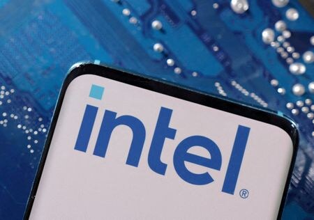 　１１月１６日の取引で米半導体大手インテルの株価が６％以上上昇し、１年５カ月ぶりの高値を付けた。３月６日撮影のイメージ写真（２０２３年　ロイター/Dado Ruvic/Illustration）