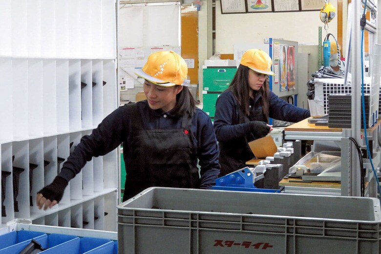 製造現場では今や外国人労働者が主戦力（広島県の自動車部品工場）　LINDA SIEGｰREUTERS