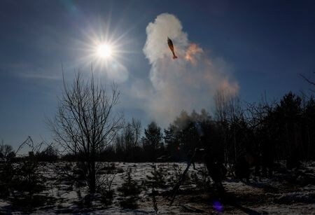 ロシア大統領府は１日、ウクライナがベラルーシと国境を接する北部ジトーミル州で兵力を増強しているとのベラルーシの報告について、懸念要因だと述べた。ジトーミル州でのウクライナ軍の演習、１月撮影。（2024年　ロイター/Gleb Garanich/File Photo）