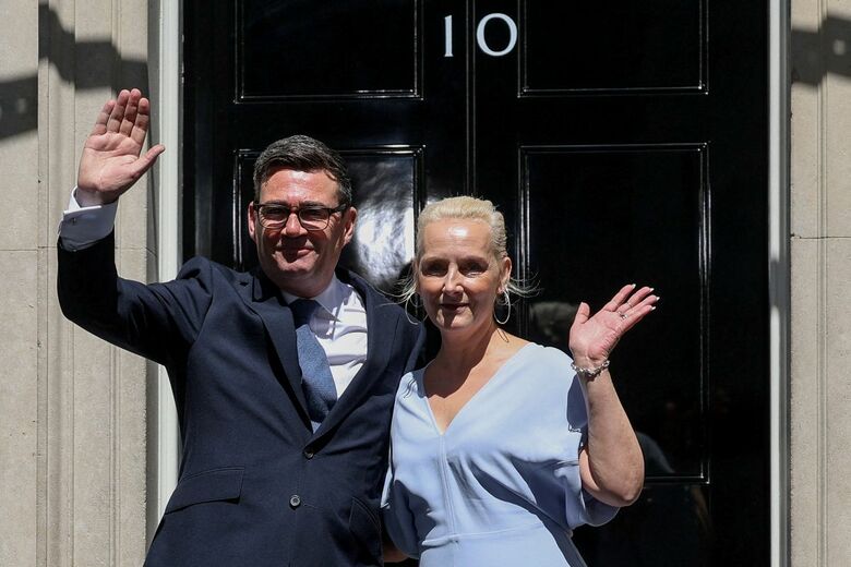 イギリスのアンディ・バーナム首相と妻のマリー＝フランス・ファン・ヒール　Isabel Infantes－REUTERS