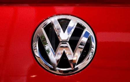 　７月９日、欧州司法裁判所は、独フォルクスワーゲン（ＶＷ）のディーゼル車の排ガス不正問題を巡り、不正装置を搭載したＶＷ車を購入したＥＵ加盟国の消費者は自国でＶＷを提訴できるとの判断を示した。写真はＶＷのロゴ。ブリュッセルのショールームで撮影（２０２０年　ロイター／Francois Lenoir）