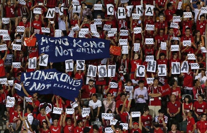 中国の国歌演奏時には「香港は中国ではない（Hong Kong is not China）」や「ブーイング（Boo）」が掲げられた（11月17日）　Bobby Yip-REUTERS