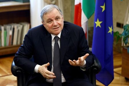 欧州中央銀行（ＥＣＢ）理事会メンバーのビスコ・イタリア中央銀行総裁は１３日、一連の利上げでＥＣＢの金利のピークは「そう遠くない」との見方を示した。２０２１年撮影。（2023年　ロイター/Guglielmo Mangiapane/File Photo）