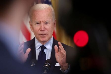 米ホワイトハウスは１４日、バイデン大統領が大型インフラ投資計画の財源として提案している増税について、影響を受ける中小企業の経営者は３％未満との試算を示した。写真は５月７日、ホワイトハウスで撮影（２０２１年　ロイター／Jonathan Ernst）