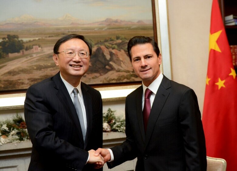 １２月１２日、中国の楊潔チ国務委員（外交担当、副首相級）は、メキシコのルイスマシュー外相と会談し、両国関係の強化で合意した。写真は同日、ペニャニエト大統領（右）と握手を交わす中国の楊国務委員。提供写真（２０１６年　ロイター）