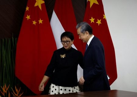 中国の王毅外相（写真右）は１８日、インドネシアのルトノ外相（同左）とジャカルタで会談した後、両国は地域の平和と安定の維持を望んでいると述べた。４月１８日、ジャカルタで撮影（２０２４年　代表撮影）