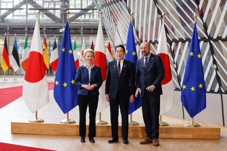 　７月１３日、ＥＵは、東京電力福島第１原子力発電所の事故後に日本産食品に課してきた輸入規制を完全に撤廃すると発表した。写真は左からフォンデアライエン欧州委員長、岸田首相、ＥＵのミシェル大統領（２０２３年　ロイター／Johanna Geron）