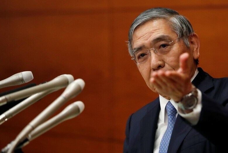 １２月２１日、日銀は２１日の金融政策決定会合で、「長短金利操作付き量的・質的金融緩和」のもとで短期金利をマイナス０．１％、長期金利をゼロ％程度とする操作目標の維持を賛成８、反対１の賛成多数で決めた。政策維持に片岡剛士審議委員が引き続き反対した。写真は都内で撮影（２０１７年　ロイター／Issei Kato）