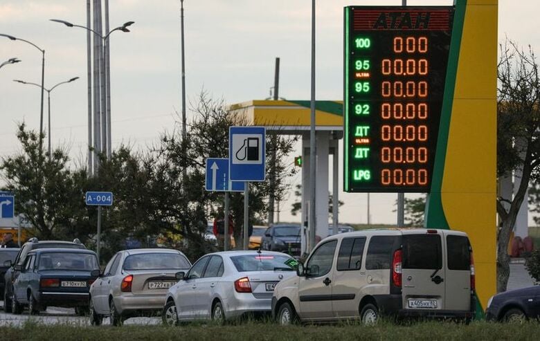 クリミア半島のエフパトリヤで、ガソリンスタンドに並ぶ車列。2026年6月3日撮影　 REUTERS/Alexey Pavlishak