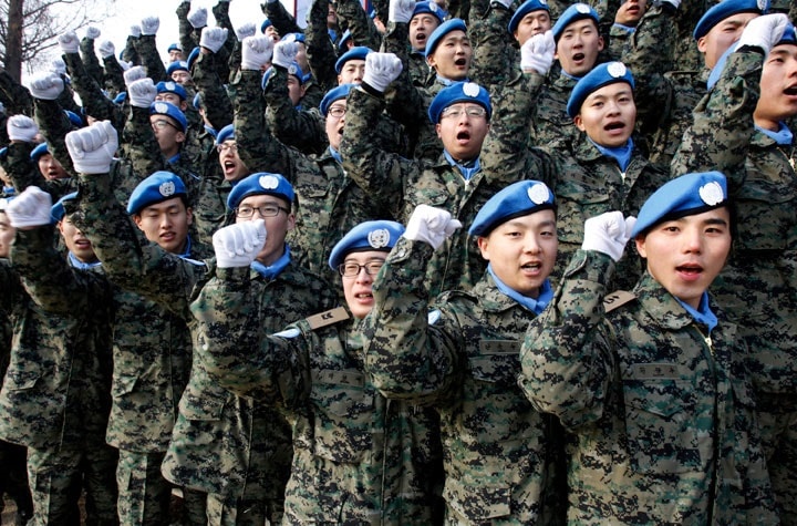 ソウル空軍基地で気勢を上げる韓国軍兵士（2010年）　Jo Yong-Hak- REUTERS